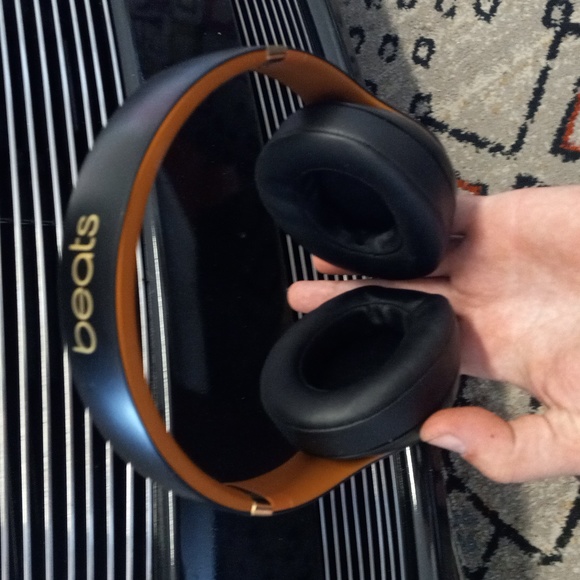 Beats studio 3 wireless (Black & Gold) - Picture 3 of 5